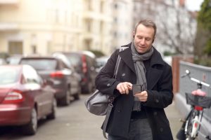 Caso de uso del auricular BeHear NOW: hombre caminando por una calle concurrida